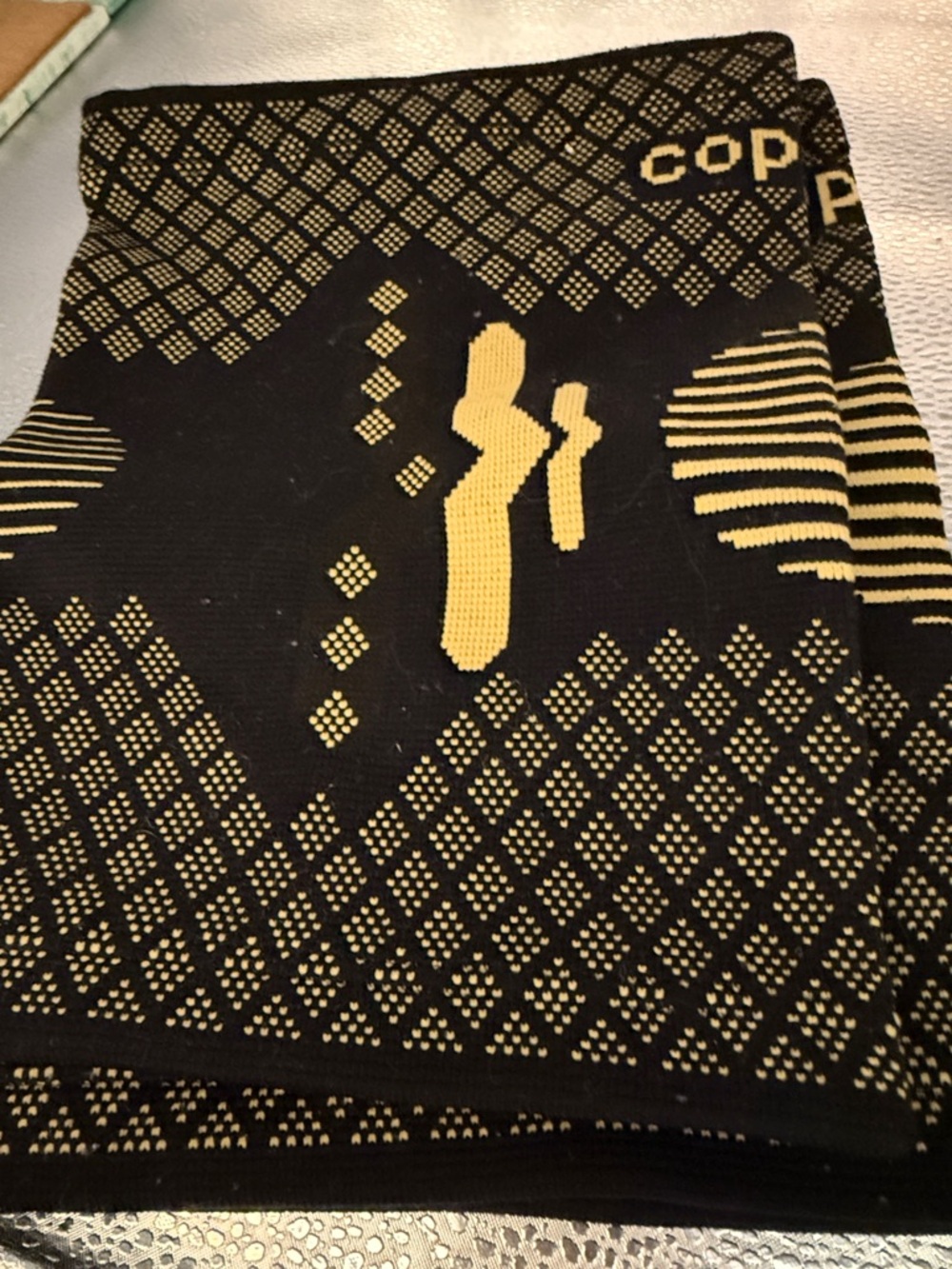 COPPER FIT Black and Gold Seamless Support Sleeve